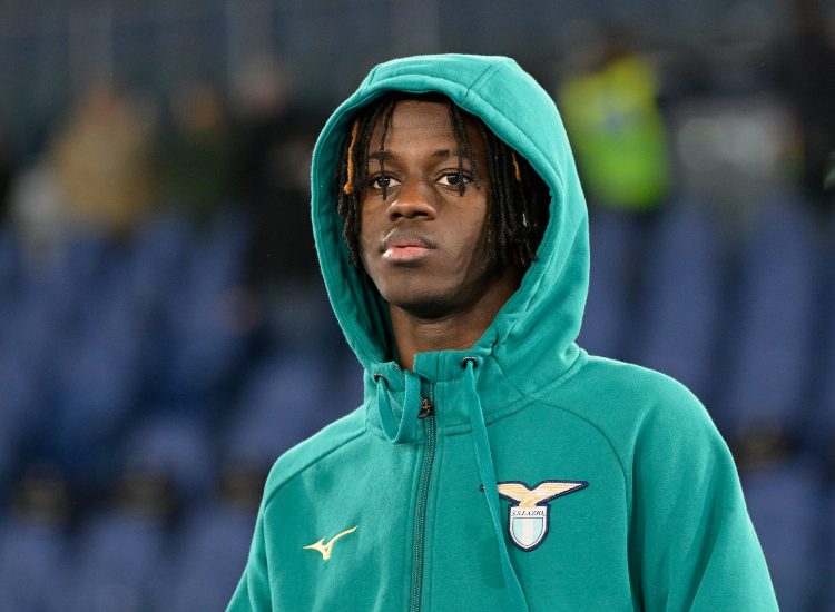 Sana Fernandes con la felpa della Lazio - fonte Lapresse - wintersport-news.it